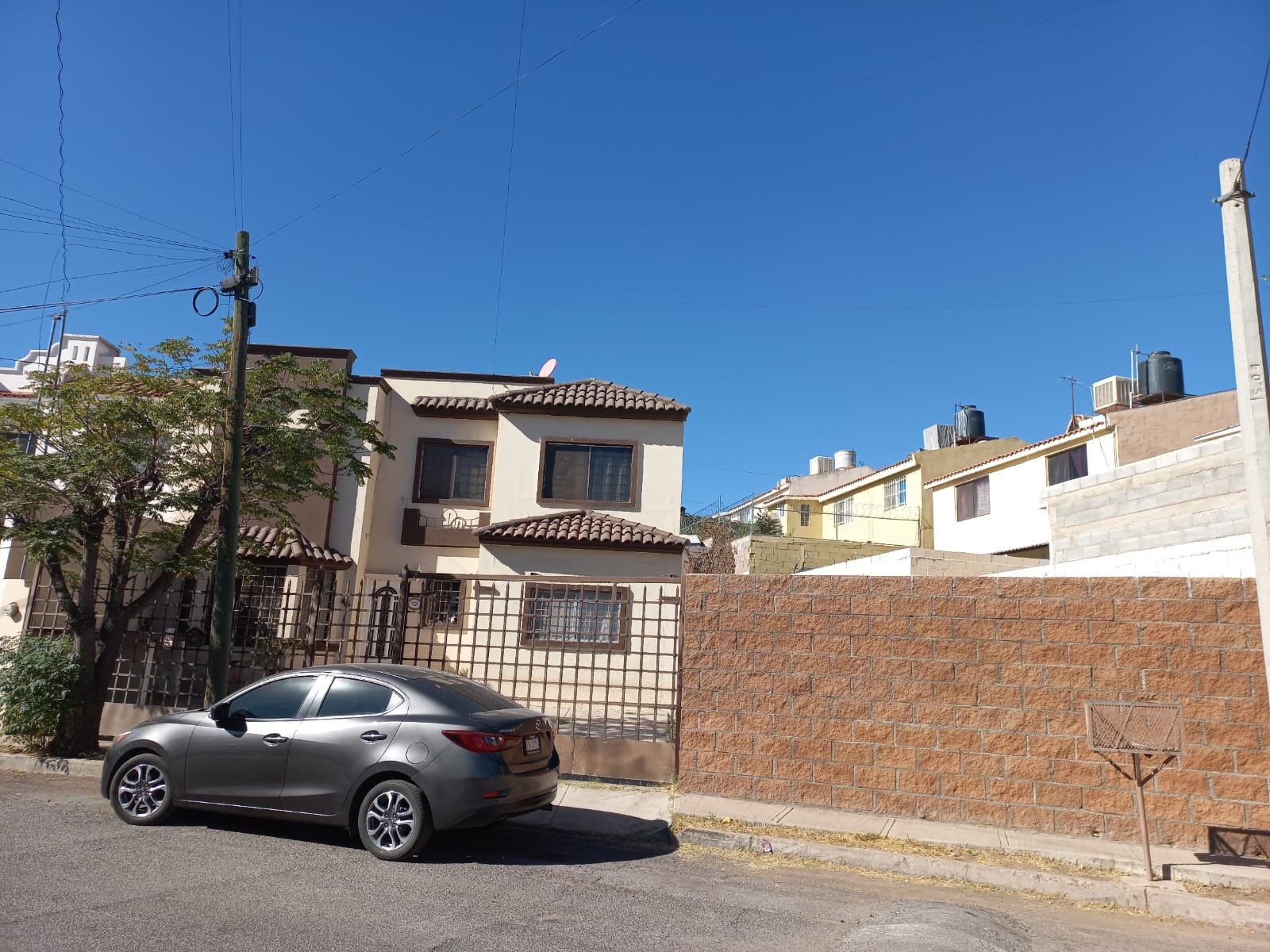 CASA CON TERRENO EXCEDENTE AL NORTE